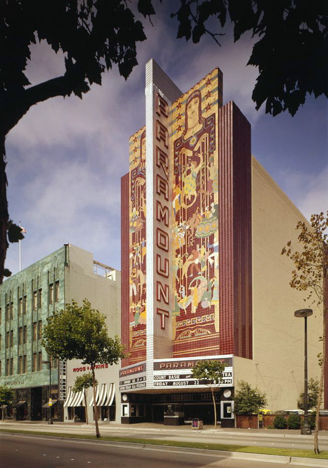 Oakland_Paramount_Theatre_exterior,_1975.jpg