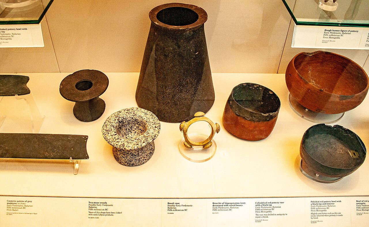 Objects_from_the_Badari_culture.jpg