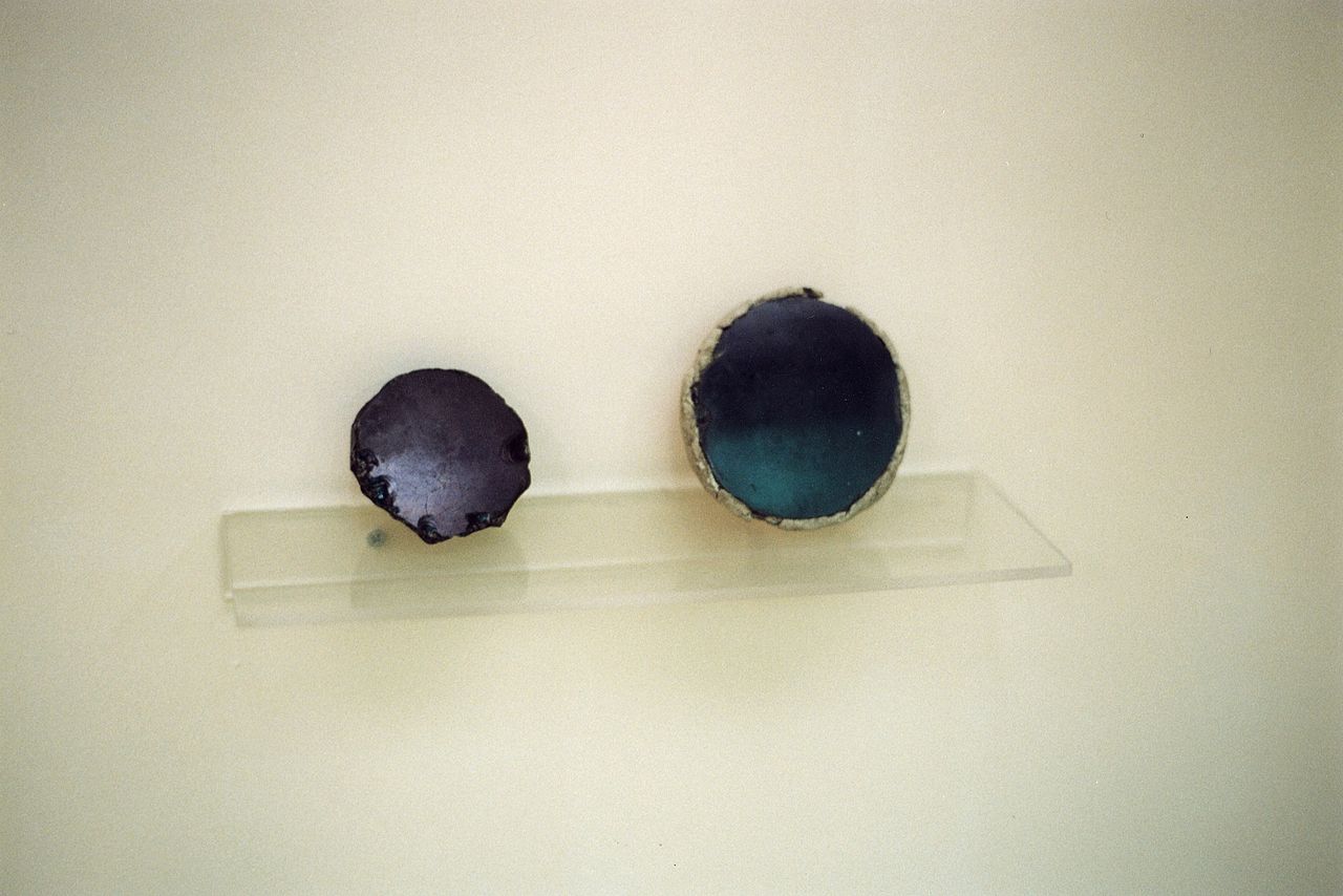 Obsidian_mirrors,_Çatalhöyük,_6000-5500_BC,_MACA,_99034.jpg