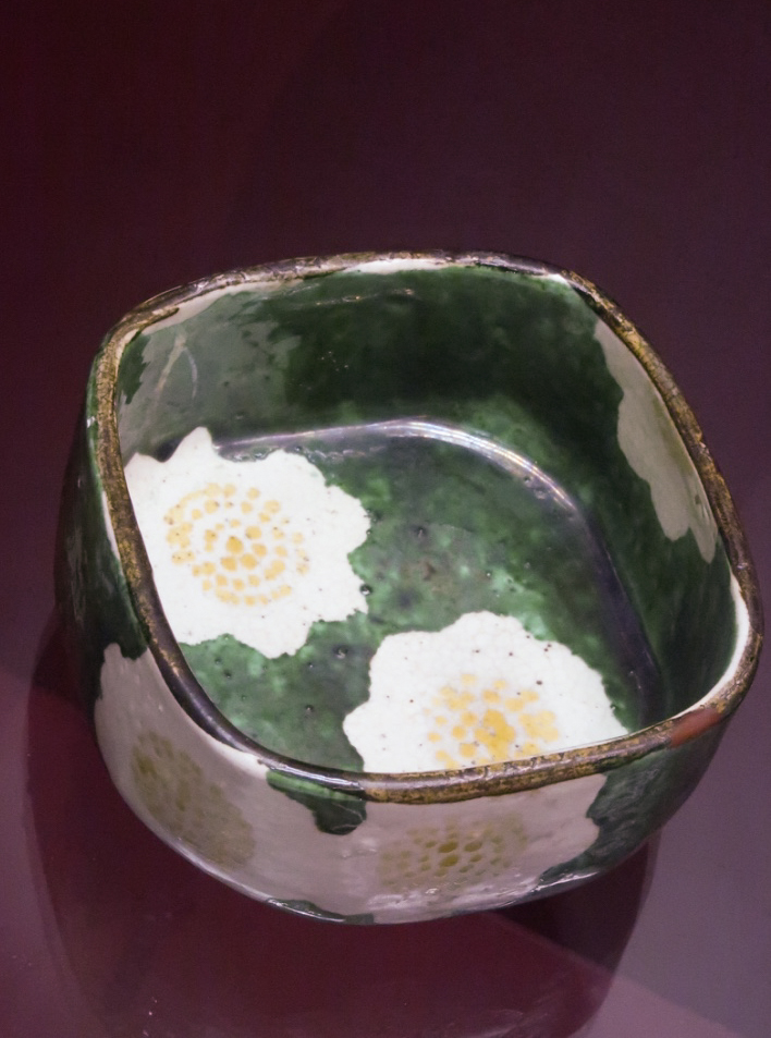 Ogata_Kenzan.Box_with_flowers_on_enamel_background._La_Rochelle.jpg