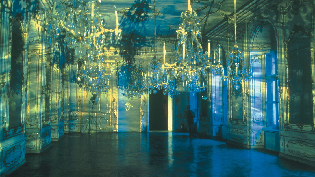 Olafur-Eliasson-Die-organische-und-kristalline-Beschreibung-1996-Light-projector-wave-effect.jpg