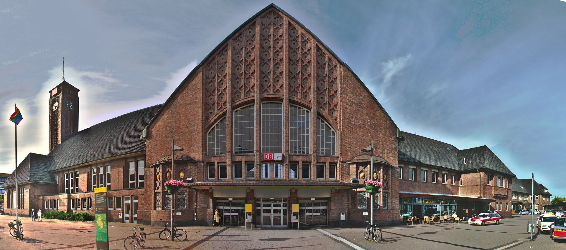 Oldenburg_Hauptbahnhof_Panorama_vom_Bahnhofsplatz.jpg