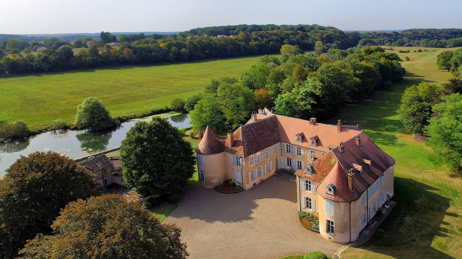 Ollans,_le_château_au_bord_de_l'Ognon.jpg
