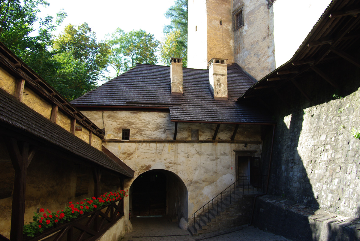 Oravsky_hrad_1brana.JPG
