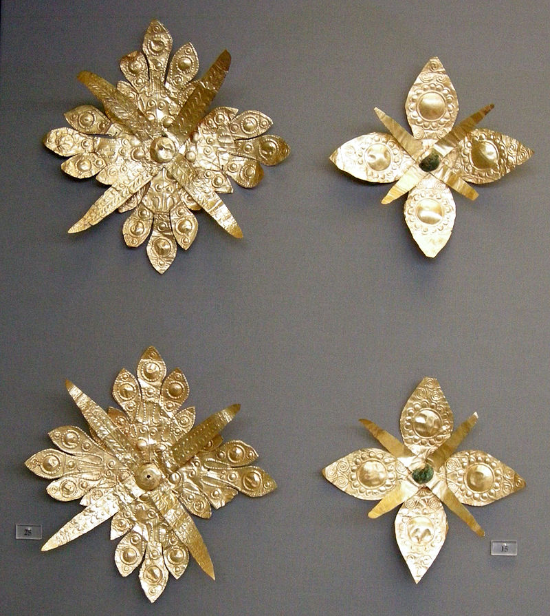 Oreficeria_funebre_micenea,_XVI_sec._ac.,_elementi_decorativi_d\'oro_08.JPG