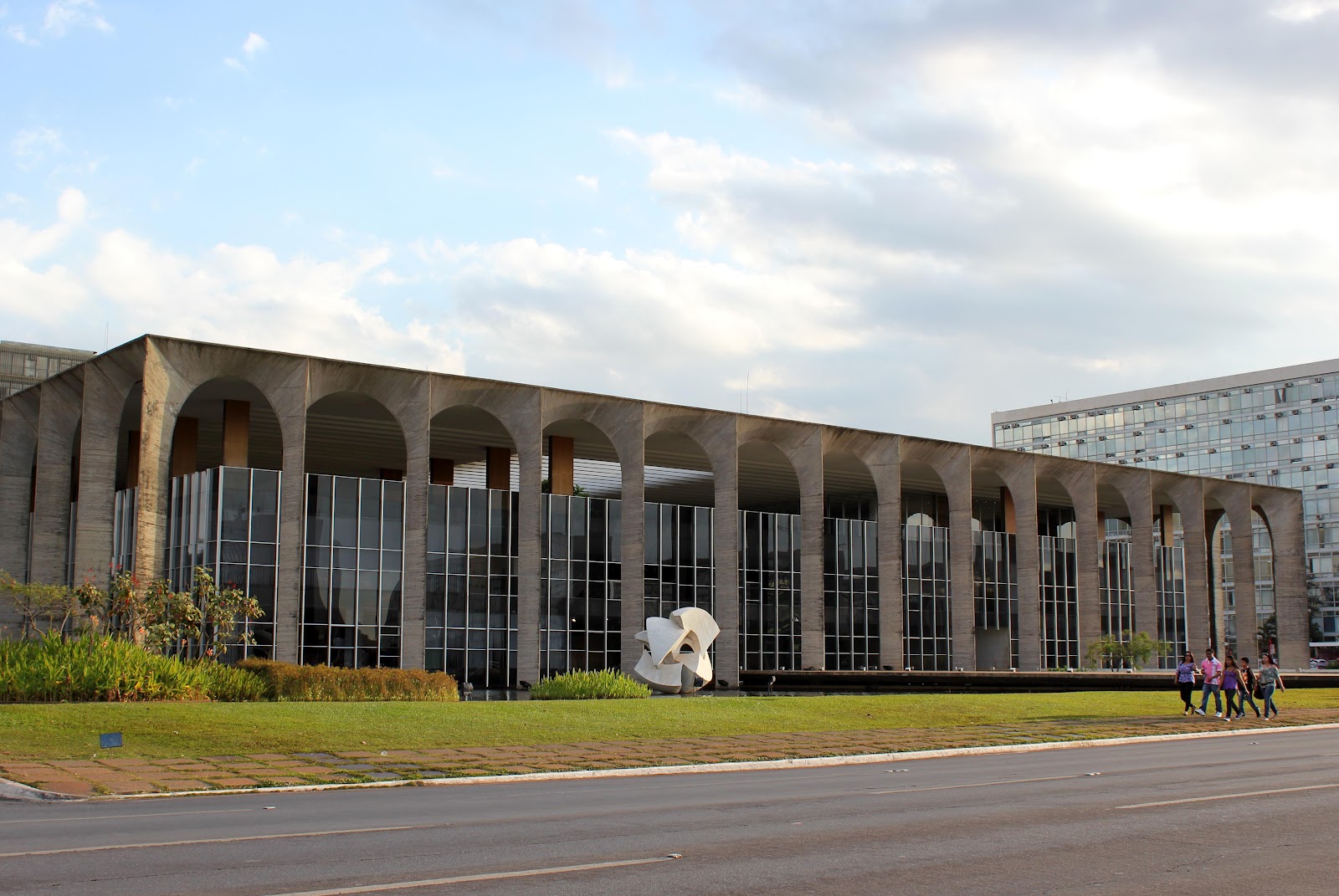 oscar-niemeyer-brazilian-architect-chicquero-design-brasilia-brazil.jpg