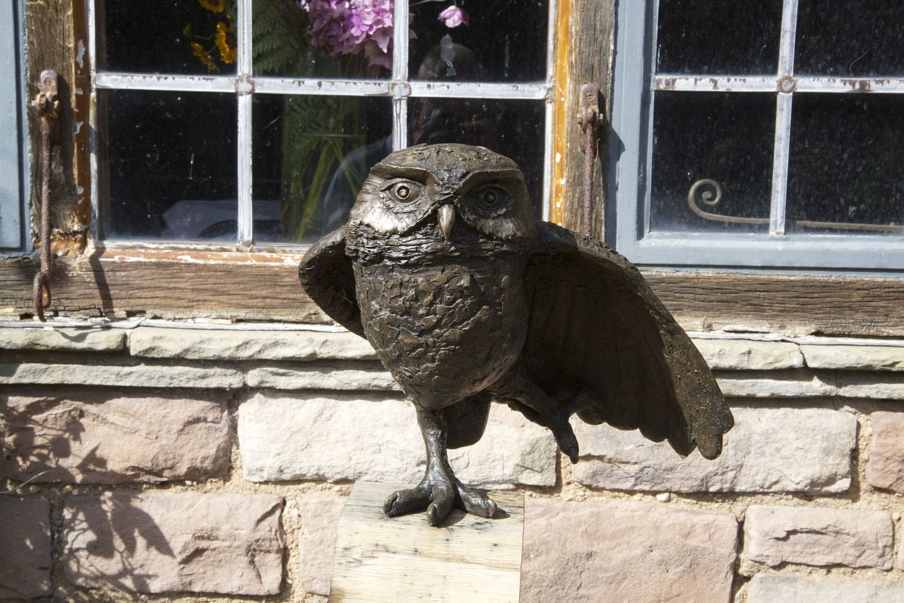 Owl_sculpture,_Marie_Shepherd_exhibited_at_Wyndcliffe_Court.jpg