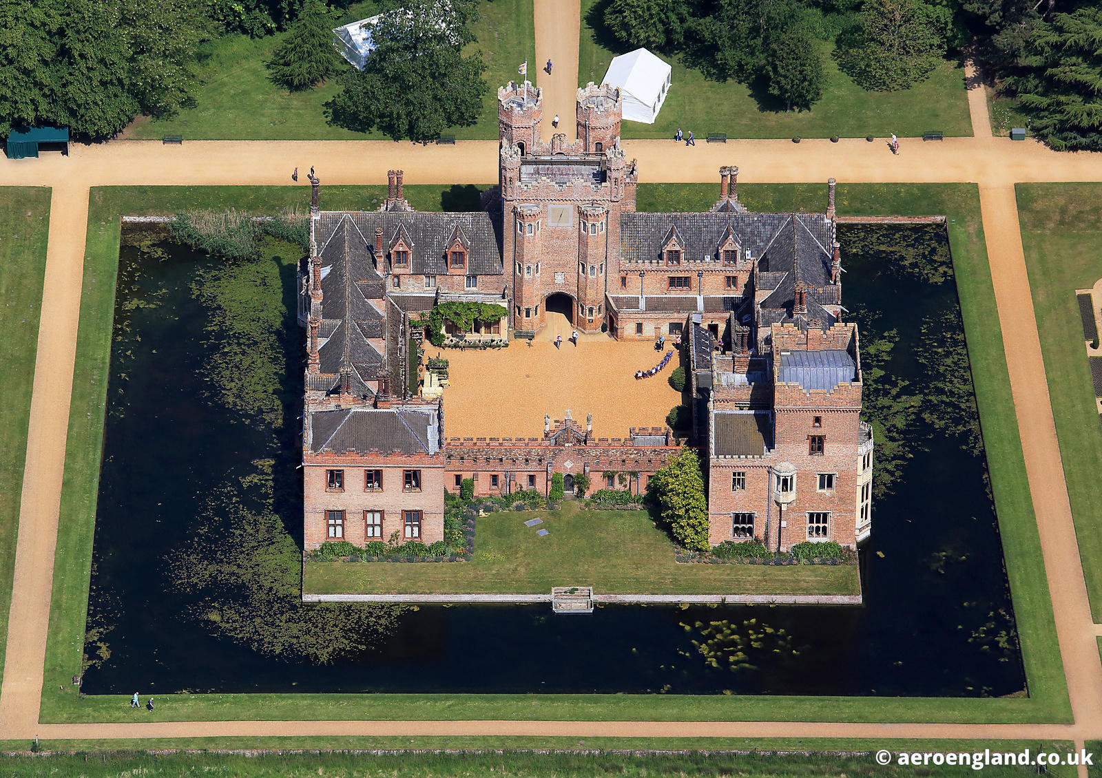 Oxburgh_Hall_jc20790_uxga.jpg