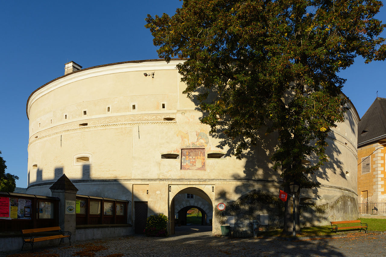 Pöggstall_Schloss_Barbakane_01.JPG