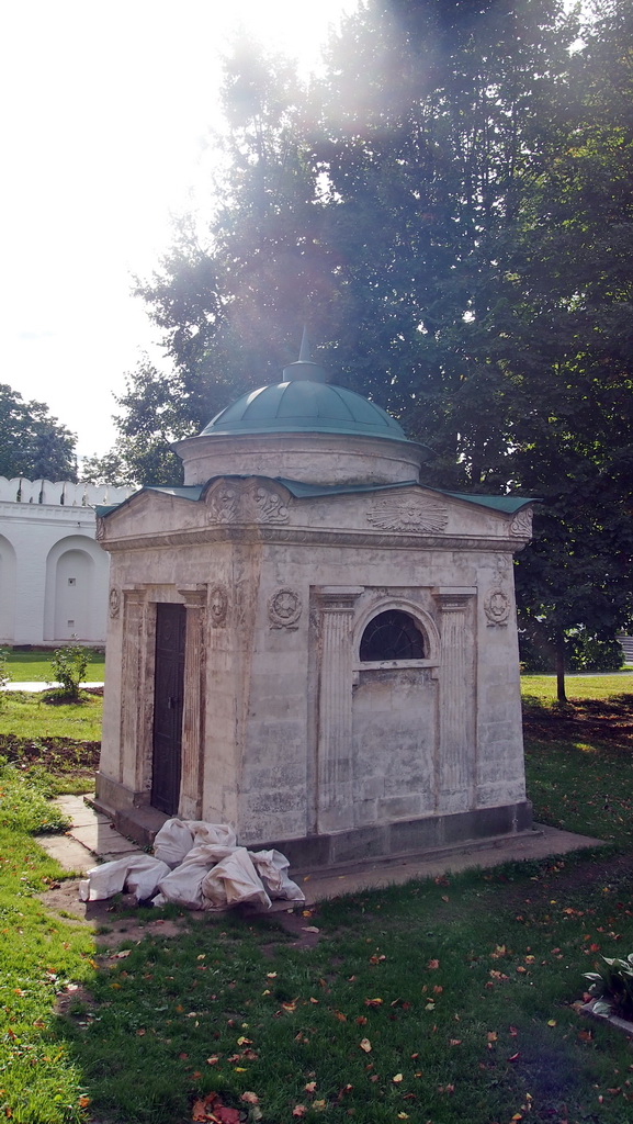 P0016983-2 мавзолей Волконских.JPG