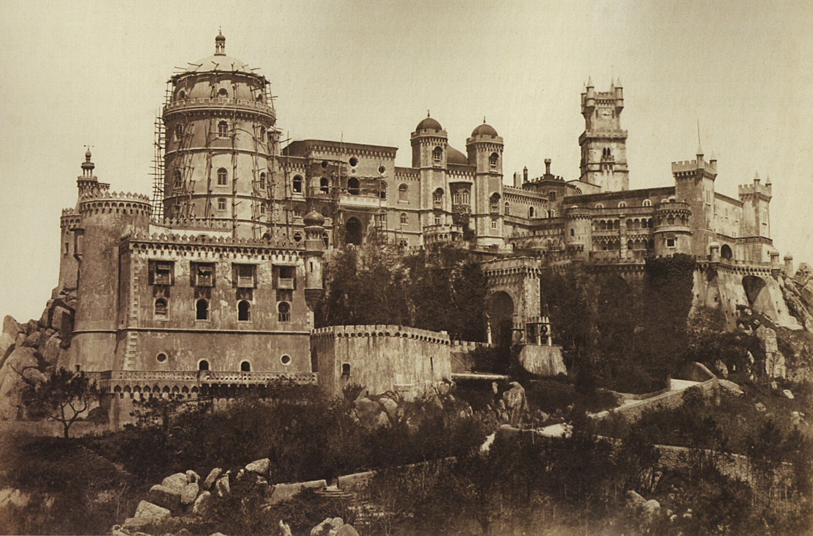 Palácio_Nacional_da_Pena_em_Construção_c_1850.jpg