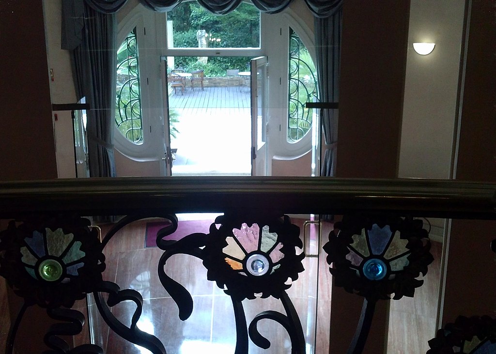 Palacio_Longoria,_escalera_y_acceso_al_jardín.jpg