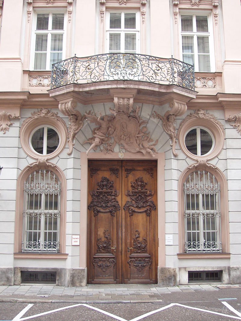 Palais_Holnstein_Portal.jpg