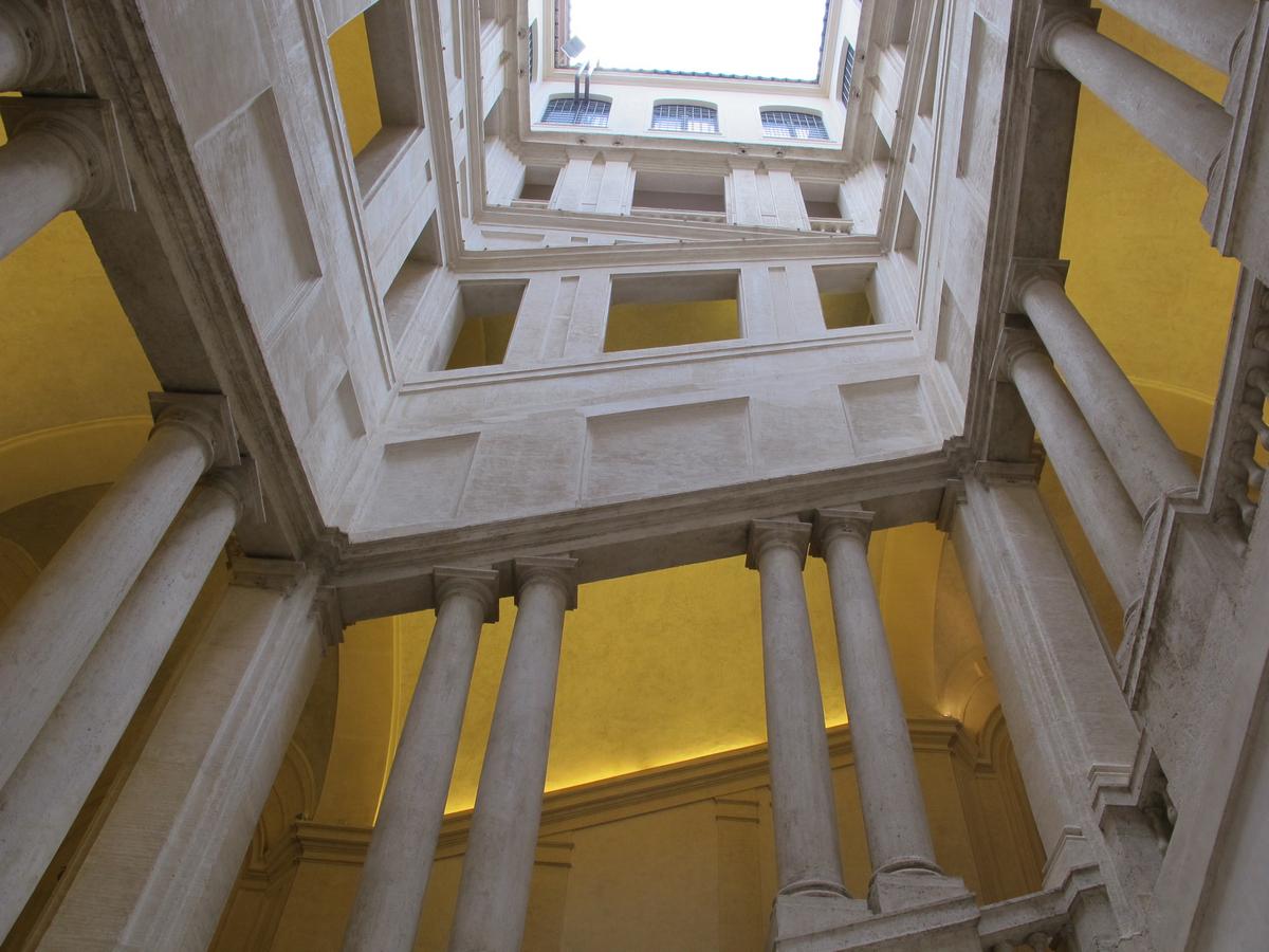 Palazzo_barberini,_scalone_del_bernini_04.JPG