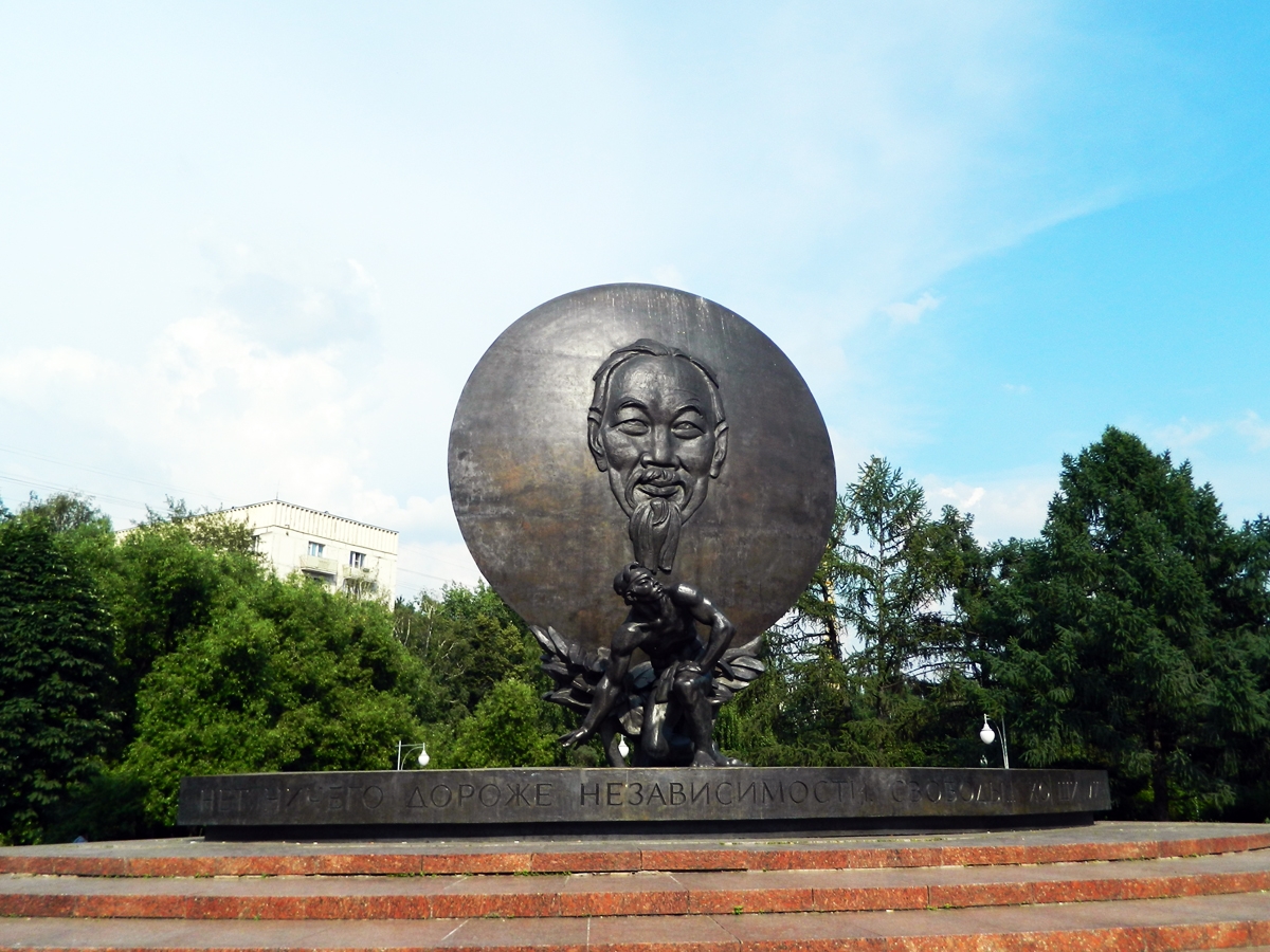 Pamjatnik_Ho_SHi_Minu_v_Moskve_1.jpg