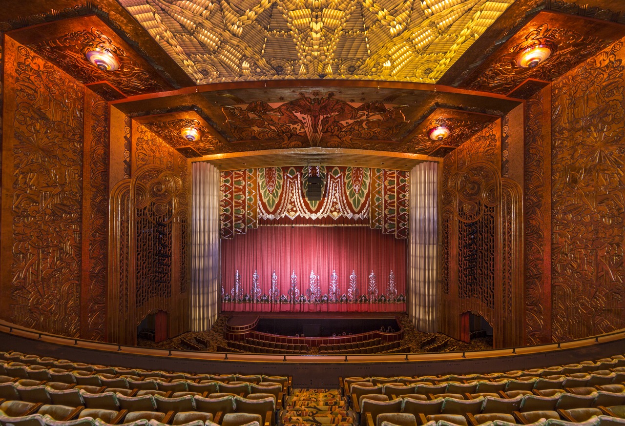 Paramount_Theatre_in_Oakland,_California_LCCN2013635155.tif.jpg