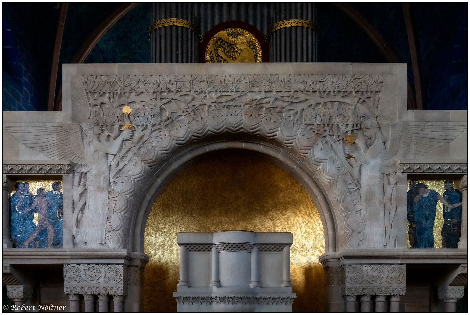 pauluskirche-innenraum-altar-bff71a25-7f11-459d-9c05-2255738226bc_0.jpg
