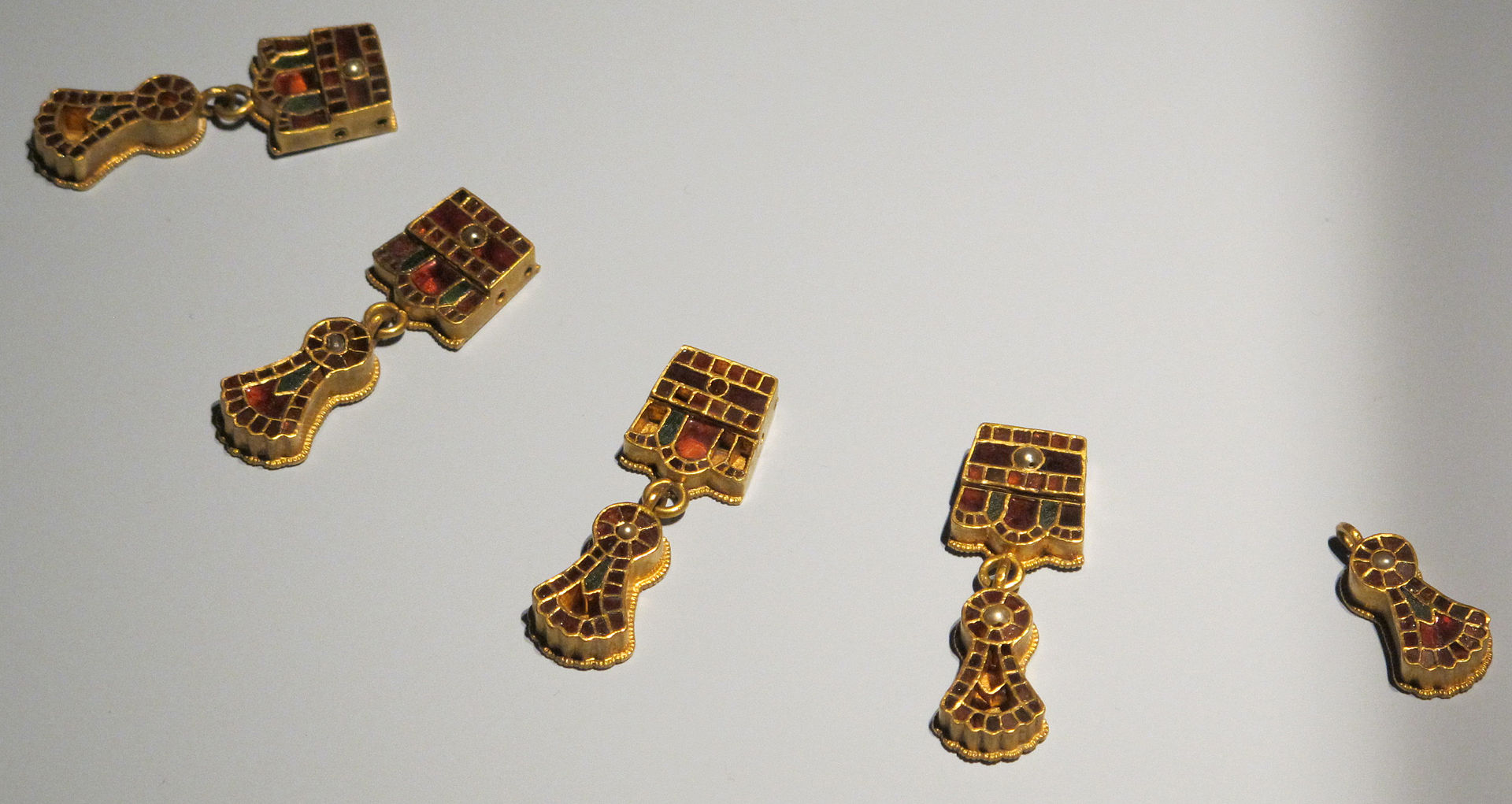 Pendenti_per_collana,_arte_ostrogota_da_domagnano_(s._marino),_500_ca.JPG