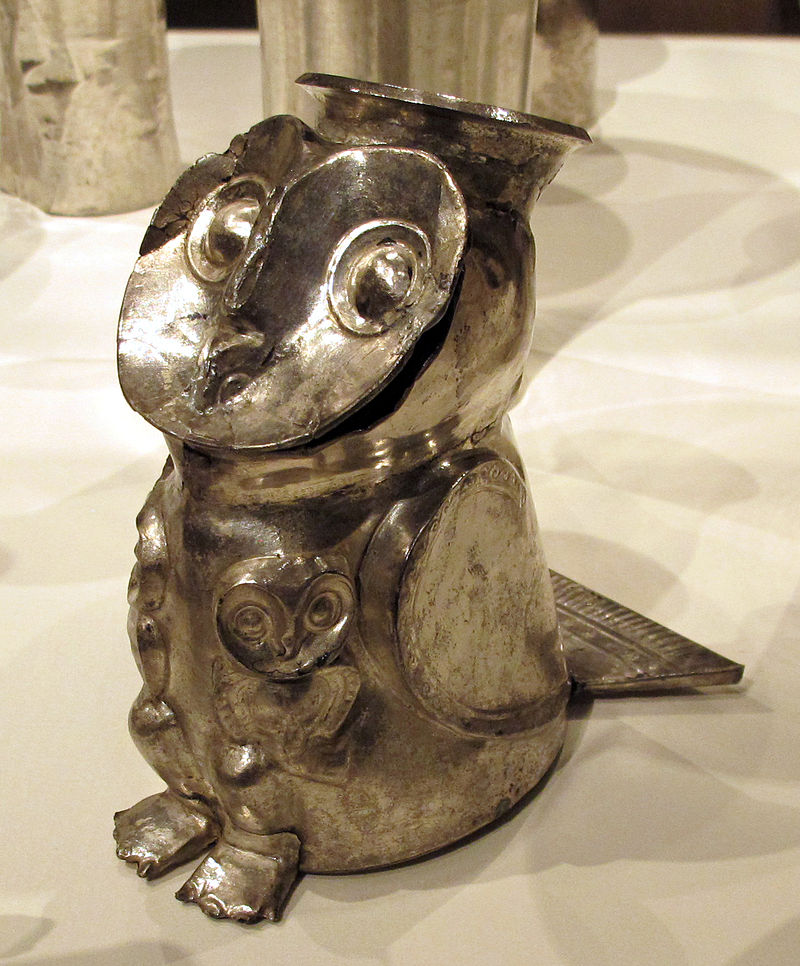 Perù,_chimù,_contenitore_a_forma_di_gufo,_XIV-XV_sec,_argento_sbalzato.JPG