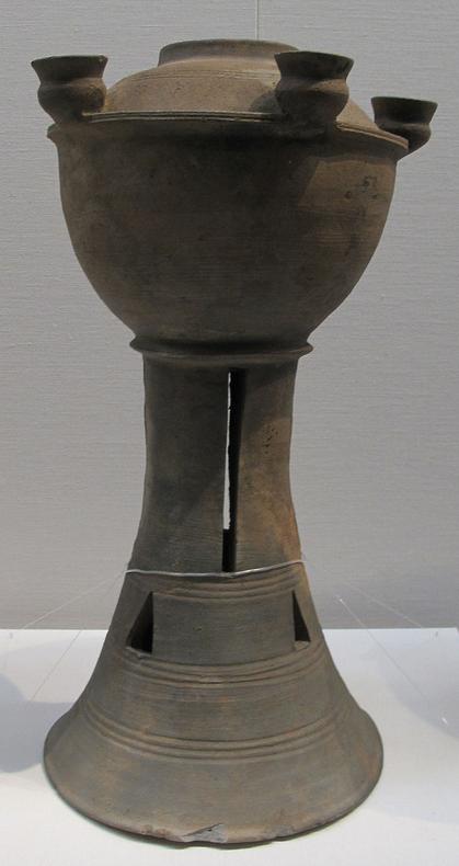 Periodo_kofun,_giara_con_piede_e_decorazioni,_VI_sec.JPG