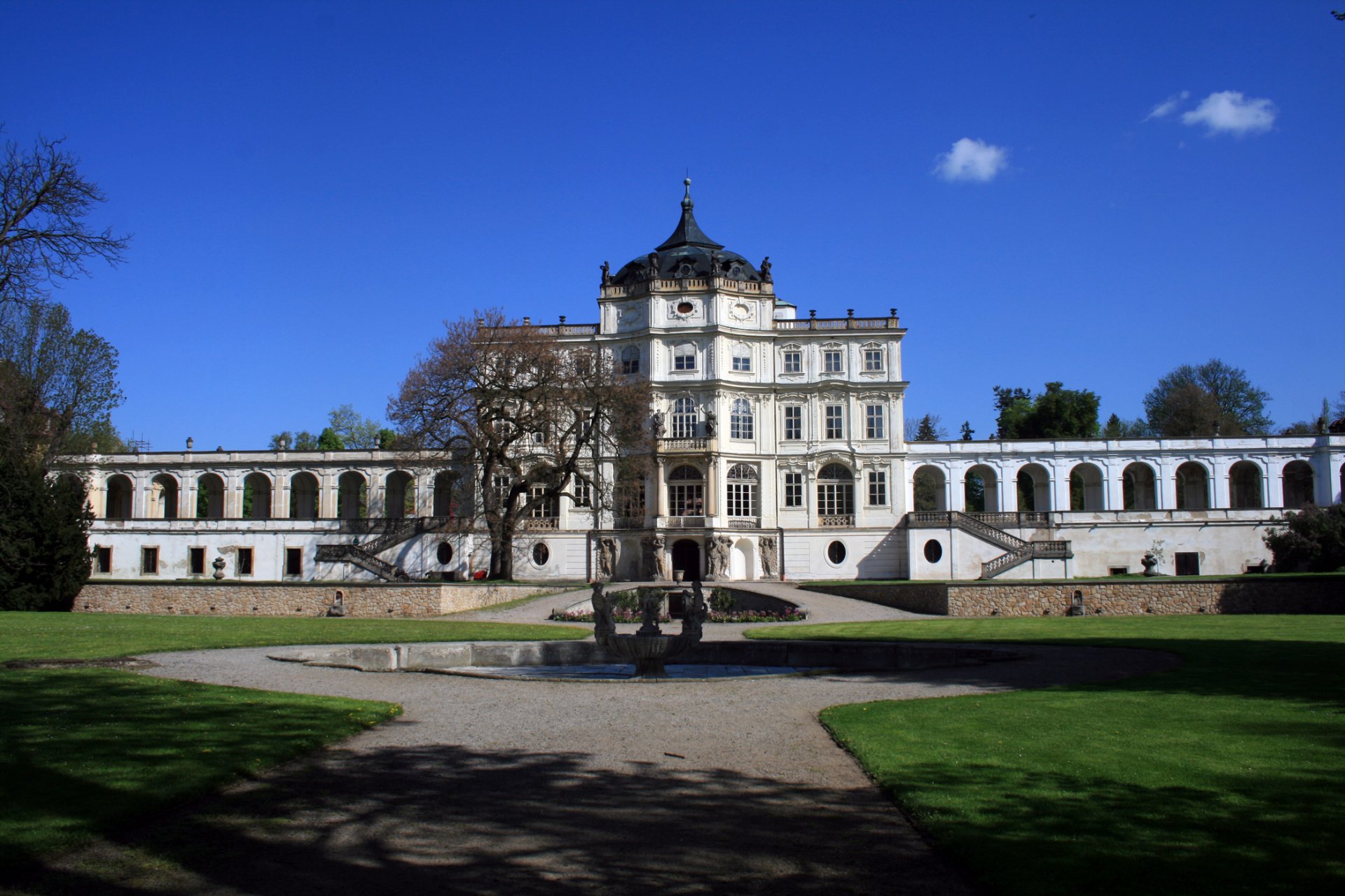 Ploskovice_zámek_5.jpg