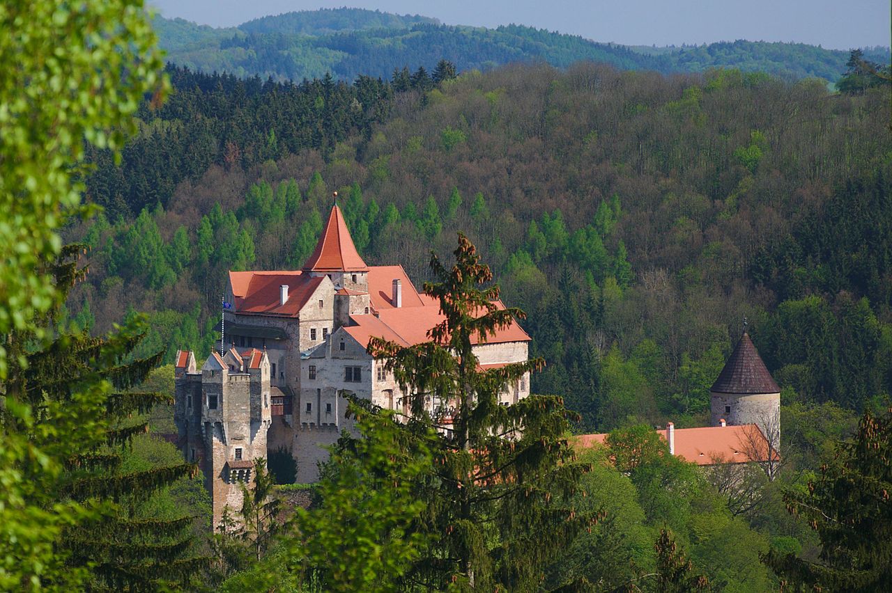 Pohled_na_Pernštejn_od_severozápadu,_Nedvědice,_okres_Brno-venkov.jpg