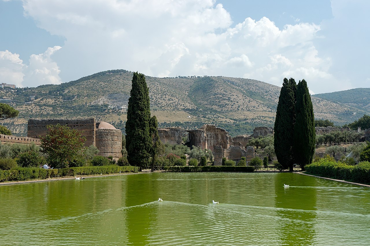 Poikile_quadriportico_Villa_Adriana.jpg
