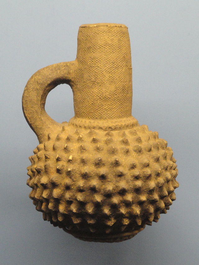 Pottery,_Mangbetu_-_African_objects_in_the_American_Museum_of_Natural_History_-_DSC05987.JPG