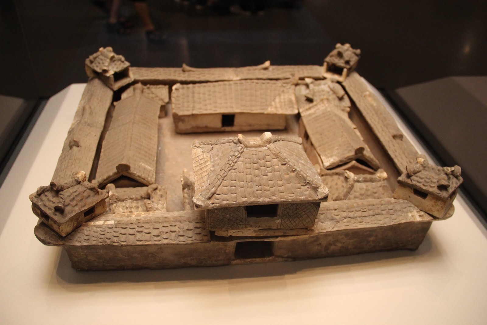 Pottery_courtyard,_3_kingdoms,_Wu,_Hubei,_1967._NationalMusemBeijing.JPG