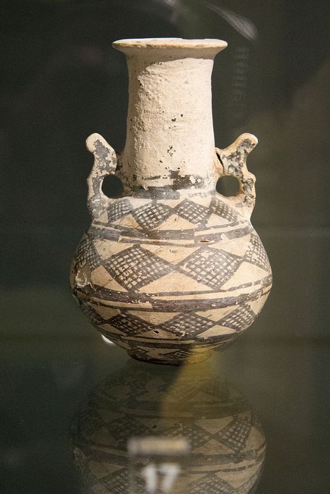 Pottery_Cyprus,_Middle_Bronze_Age,_19-16th_c_BC,_Prague_Kinsky,_NM-H10_1661,_140622.jpg
