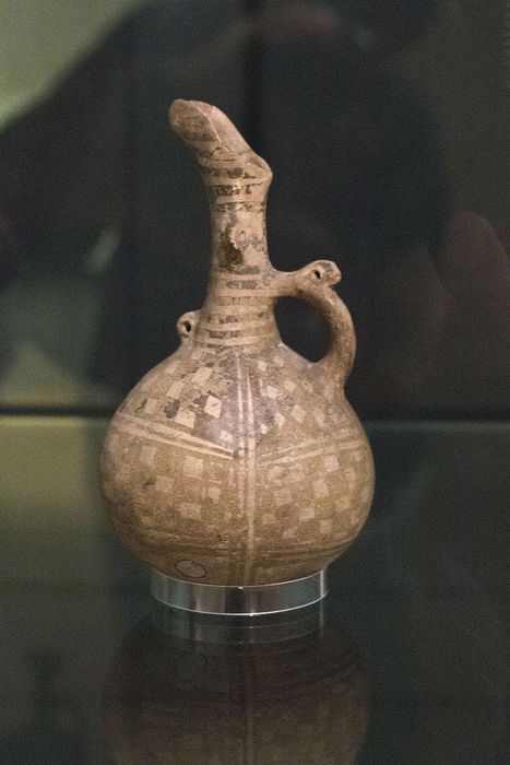 Pottery_Cyprus,_Middle_Bronze_Age,_Prague_Kinsky,_151471.jpg