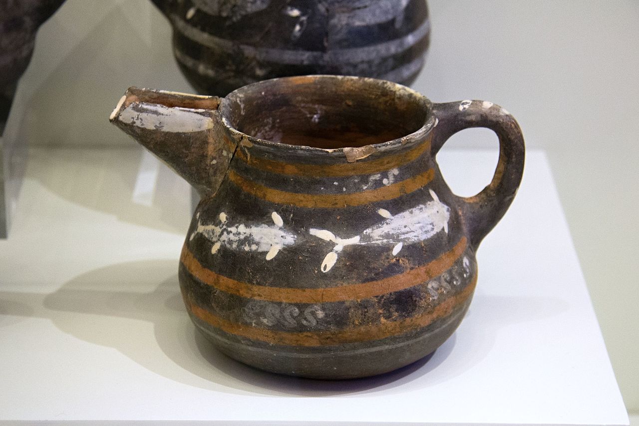 Pottery_from_Vasiliki,_2300-1900_BC,_AMH,_144823.jpg