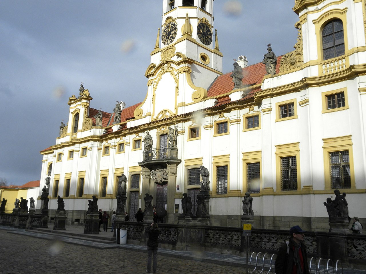 Praha_Hradčany_-_panoramio_(65).jpg