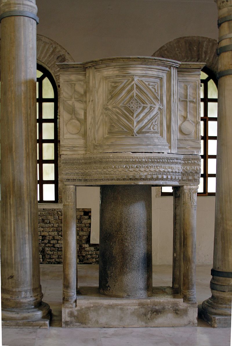 Pulpit_-_Sant'Apollinare_Nuovo_-_Ravenna_2016.jpg