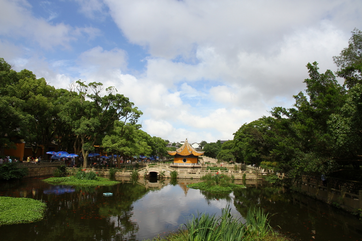 Putuo_Shan_lake_and_pavillons.JPG