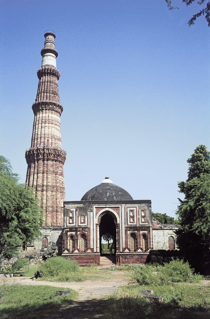 Qutb-Minar-_minareten-ved-Quwwat-al-Islam-moskeen 1199 _-Delhi_-Indien.-HMH.jpg
