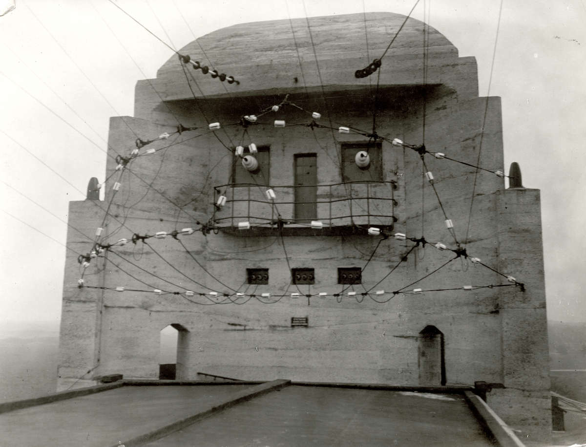 Radio Kootwijk kootwijk-gebouw-waar-antenne-en-grondverbinding-naar-binnen-gaan-1924.jpg