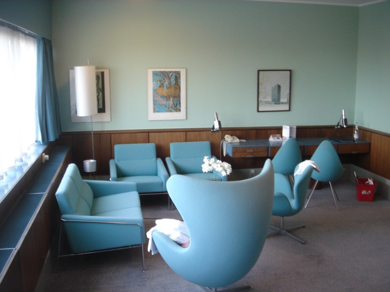 Radisson_SAS_Royal_Hotel,_Room_606,_by_Arne_Jacobsen.jpg