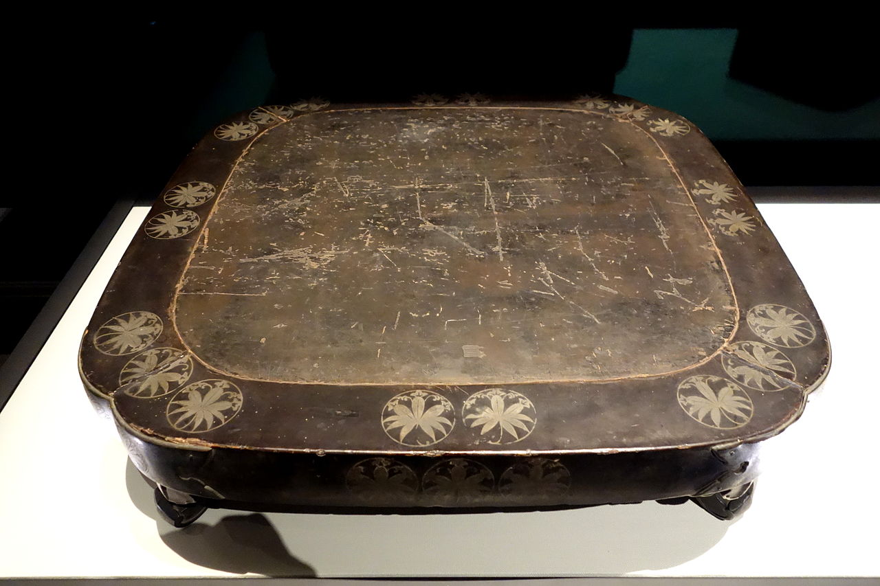 Raiban_(Abbot's_seat),_Kamakura_period,_13th_century,_gentian_flower_roundel_.JPG