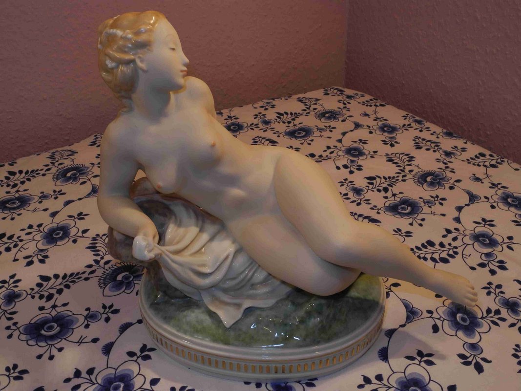rc_gerhard_henning_reclying_lady_f.jpg
