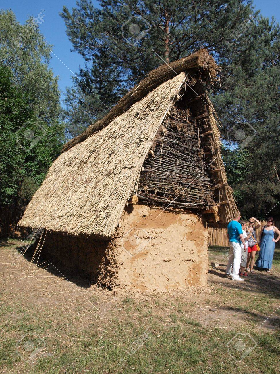 reconstruction-of-a-hut-from-funnel-neck-beaker-culture-.jpg