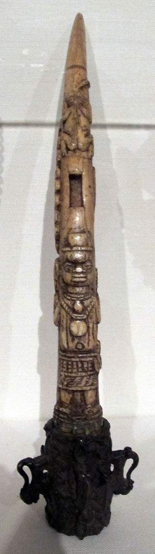 Regno_del_benin_(att._nigeria),_edo,_con_base_figurativa_(oko),_XVIII-XIX_sec.JPG