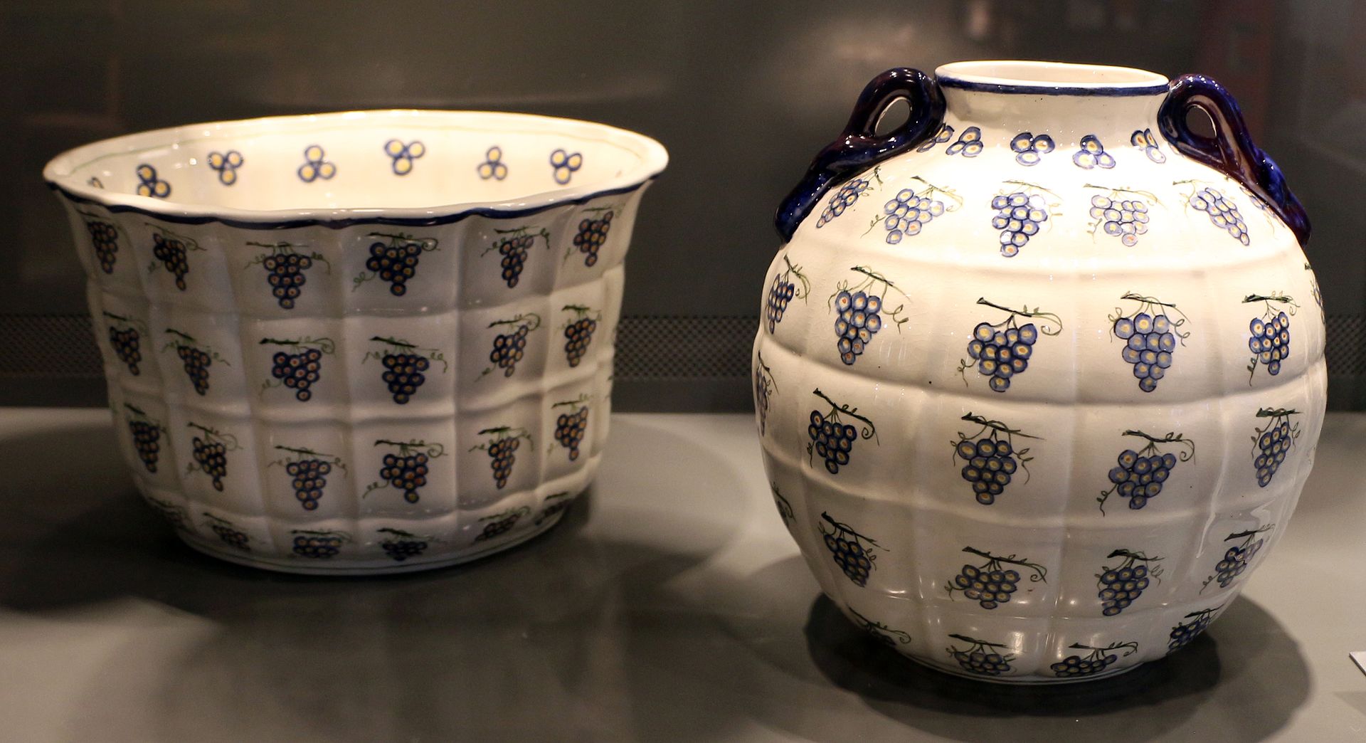 Richard_ginori,_vaso_mod._5700_e_cache-pot_mod._5701,_san_cristoforo_di_milano_1935_circa_01.jpg