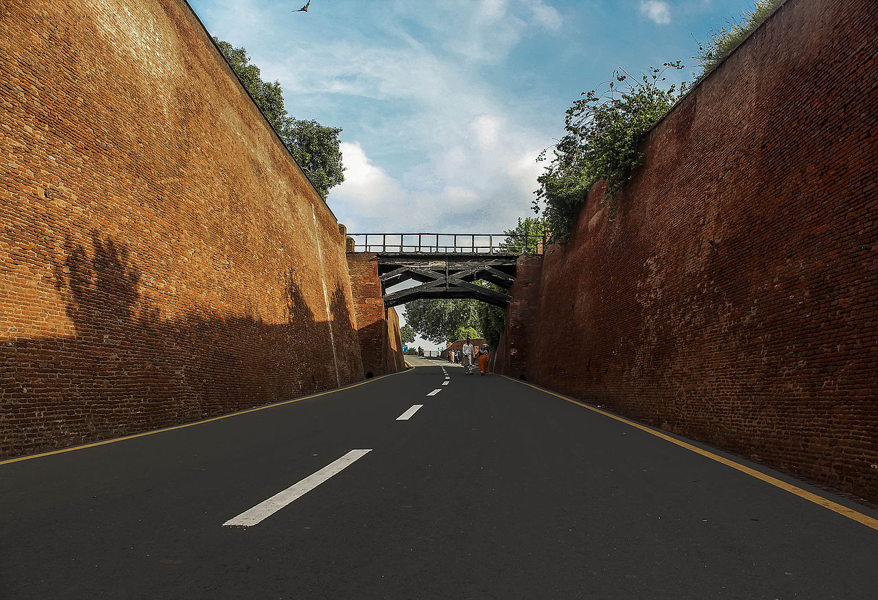Roadinlahorefort.jpg