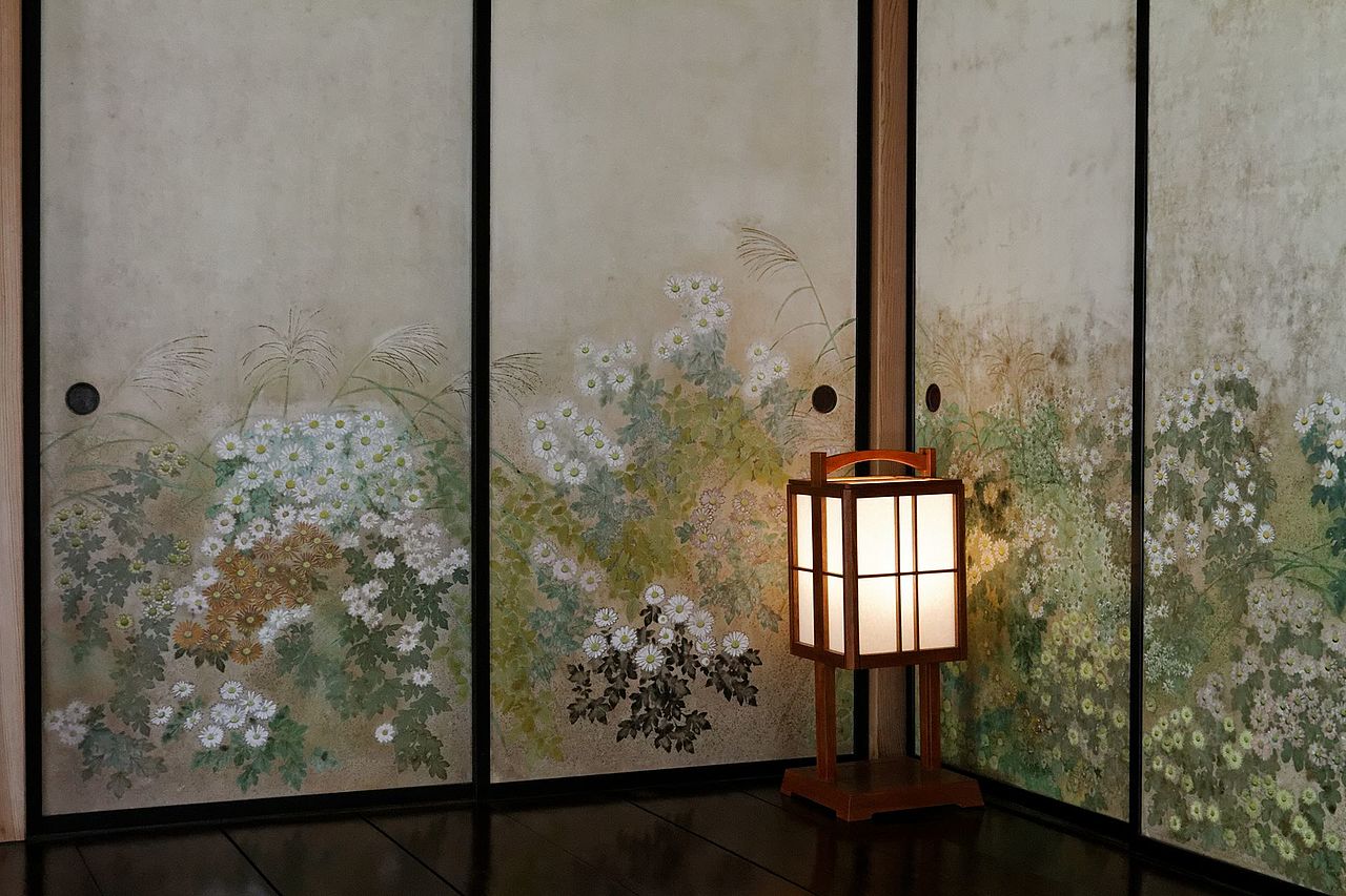Room_of_chrysantheums,_in_Kobuntei_(7125529423).jpg