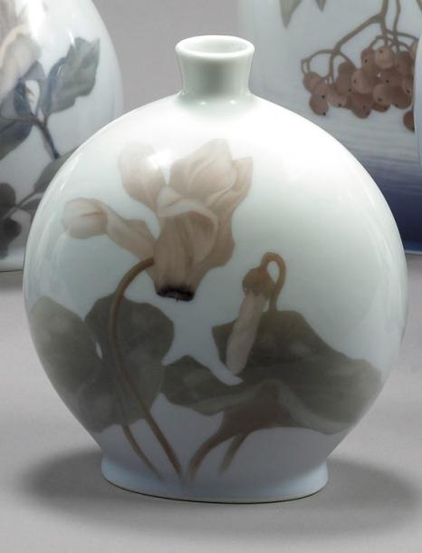 ROYAL-COPENHAGEN-(DANEMARK)-BOUTEILLE-EN-PORCELAINE-DE-FORME-MEPLATE-A-PETIT-COL&HELLIP-.jpg