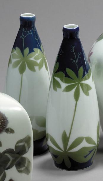 ROYAL-COPENHAGEN-(DANEMARK)-PAIRE-DE-VASES-EN-PORCELAINE-DE-FORME-OVOÏDE-A-PETIT&HELLIP-.jpg