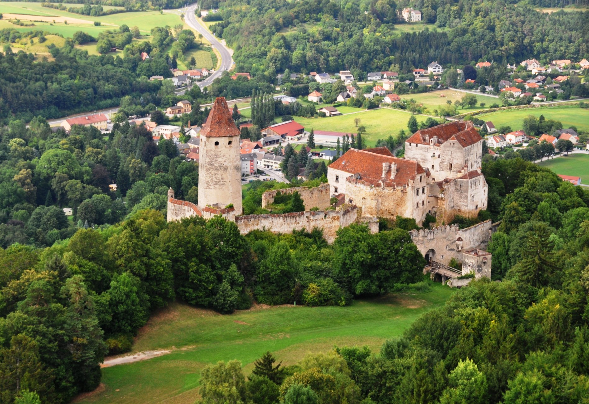Rundflug-Bucklige-Welt-Burg-Seebenstein-in-voller-Pracht-©Markus-Steinbichler-2.jpg