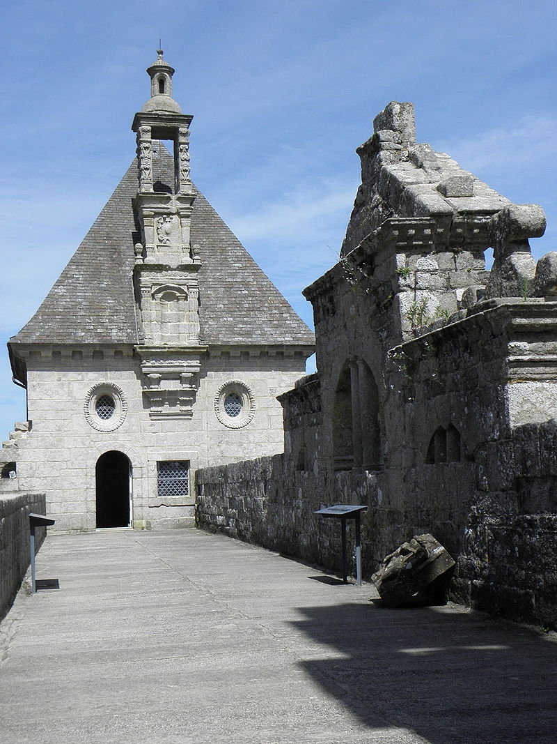 Saint-Vougay_(29)_Château_de_Kerjean_Chapelle_01.JPG