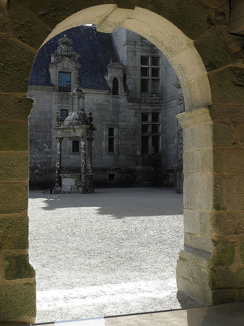 Saint-Vougay_(29)_Château_de_Kerjean_Extérieur_05.JPG
